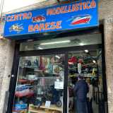 Iniziamo il nostro percorso da via Toti, nel quartiere Carrassi, dove si staglia il Centro Modellistica Barese. Conta su due sedi una di fronte all�altra: la principale, pi� grande, con il bancone e la cassa...